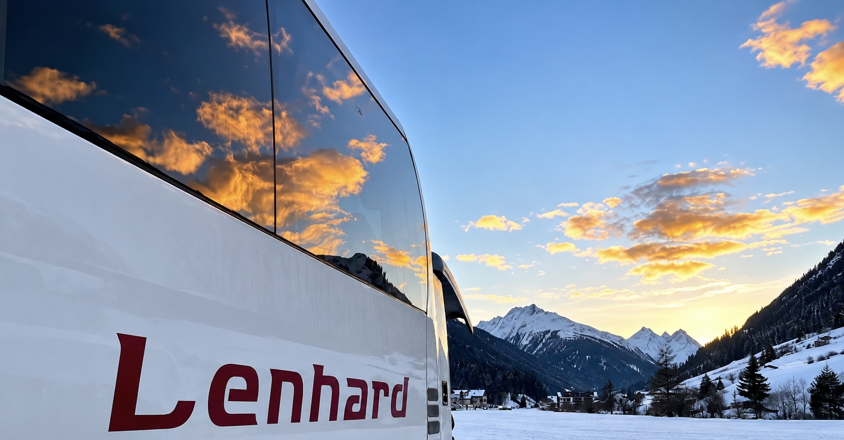 Lenhard Reisebus in einer verschneiten Berglandschaft bei Sonnenuntergang